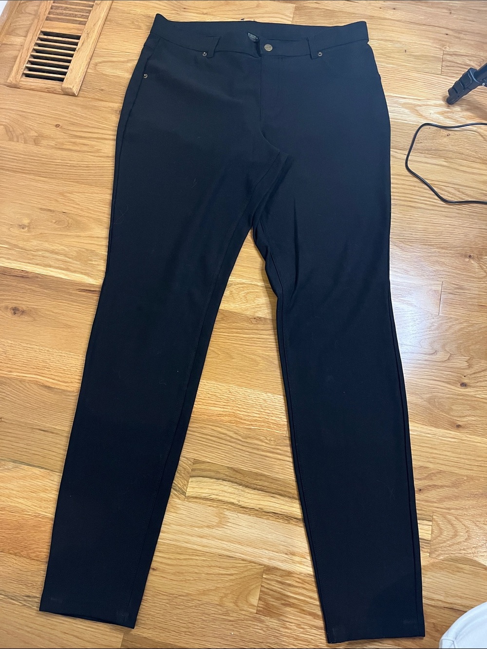 HUE Black Skinny Stretch Pants with Gold-Tone Snaps